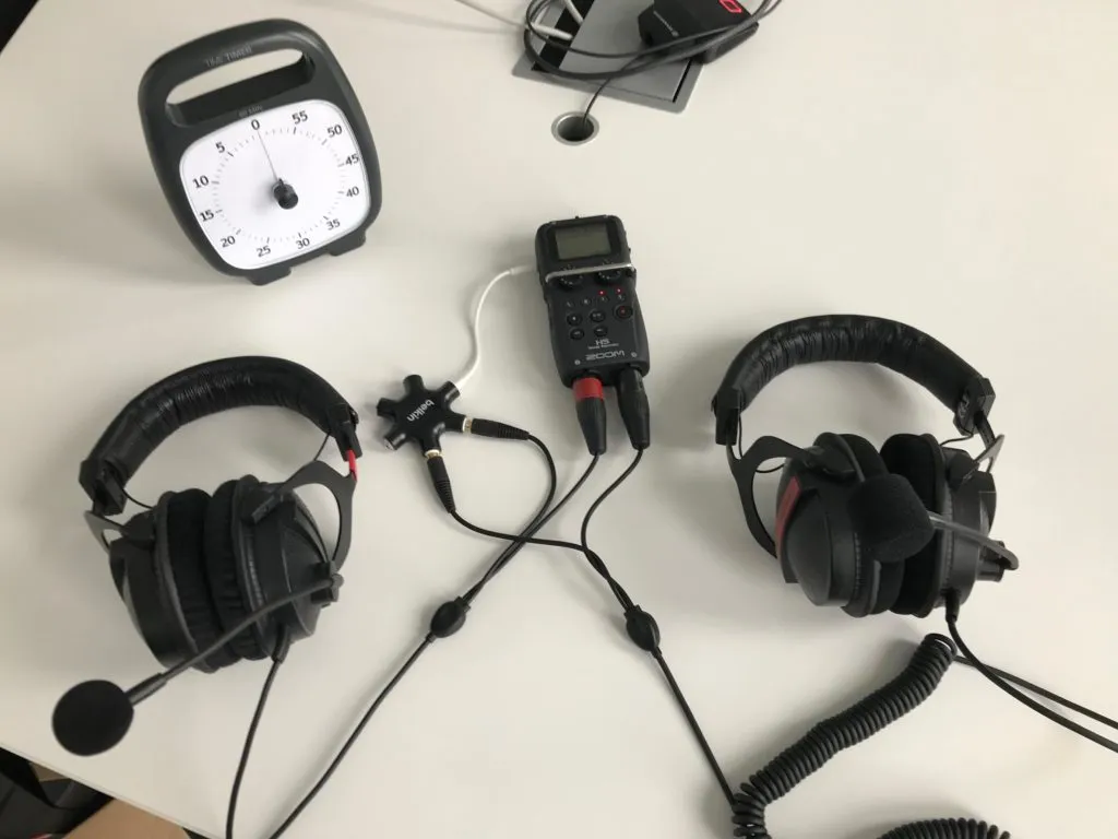 Podcasting-Setup mit Zoom H5 und zwei Headsets