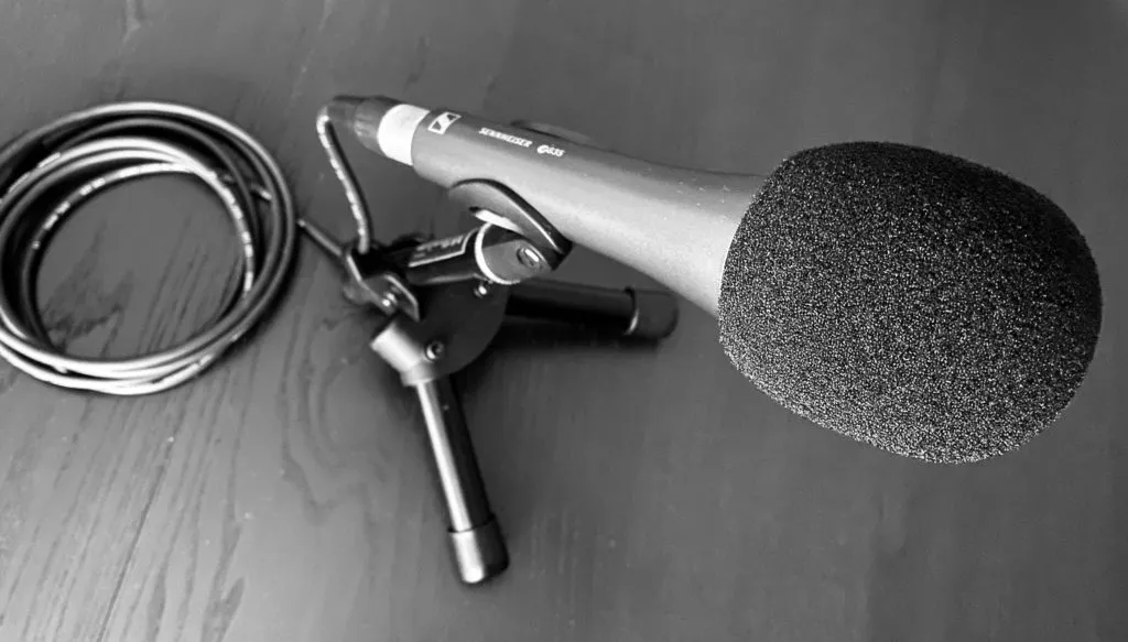 Sennheiser e835 mit Windschutz, Kabel und Stativ